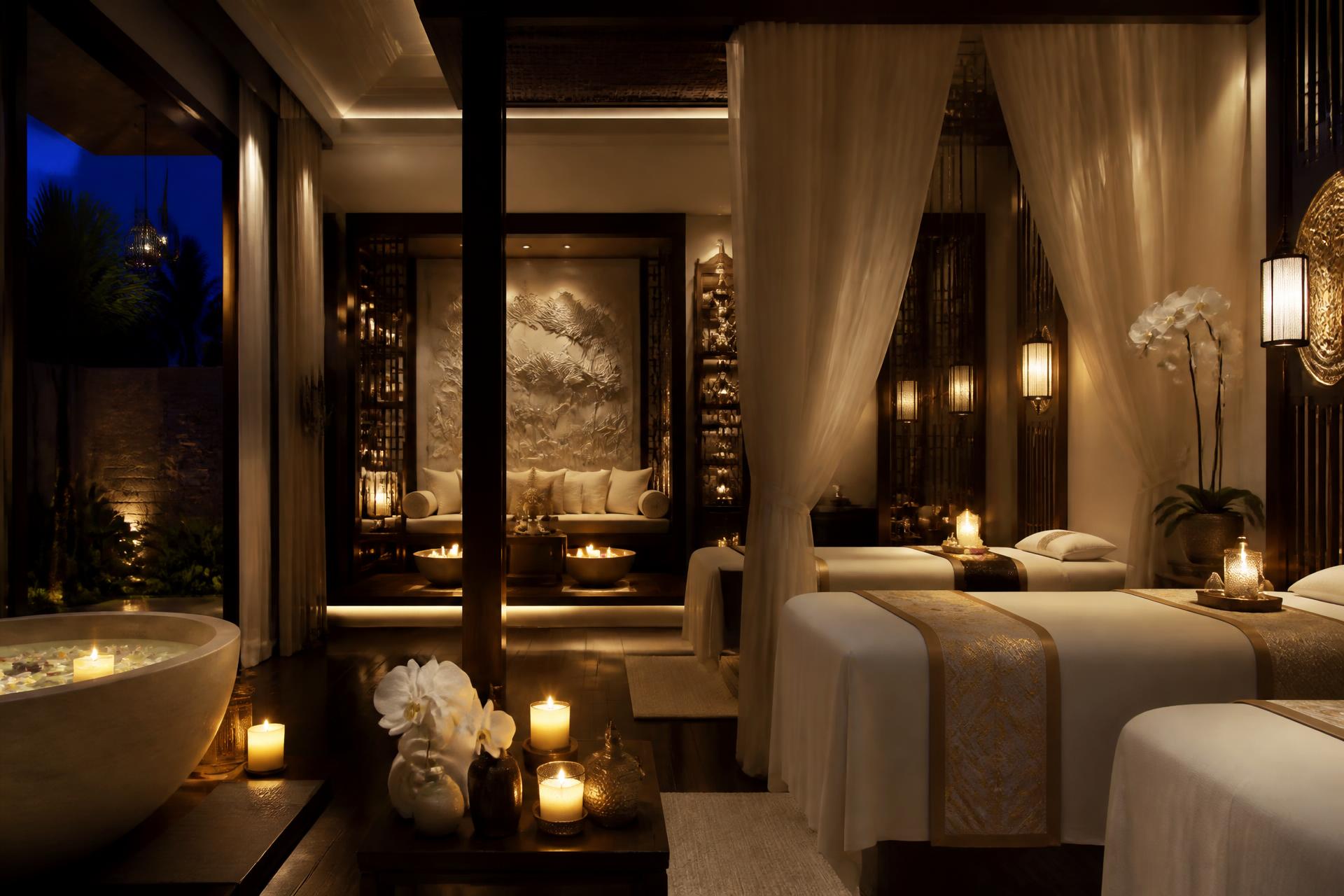 Không gian nghỉ dưỡng Spa Như Đăng với ánh nến ấm và trang trí vàng cao cấp